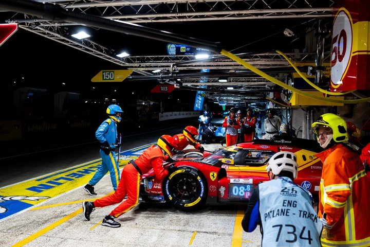 Ferrari durante las 24 Horas de Le Mans. (Fabrizio Boldoni / DPPI)