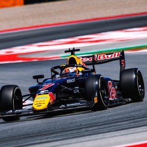 Mattia Colnaghi abandonó la Sprint de la Fórmula 3 en Barcelona por un problema mecánico