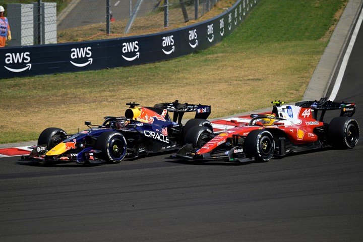 Verstappen y Hamilton volvieron a 2024 con otra maniobra ajustada. (EFE/EPA/Tamas Vasvari)