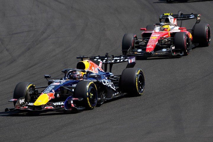 Gran maniobra de Verstappen para superar a Hamilton6. (AP)