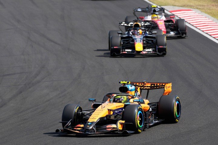 Lando Norris, el escolta, Verstappen y Hamilton por detrás. (AP)