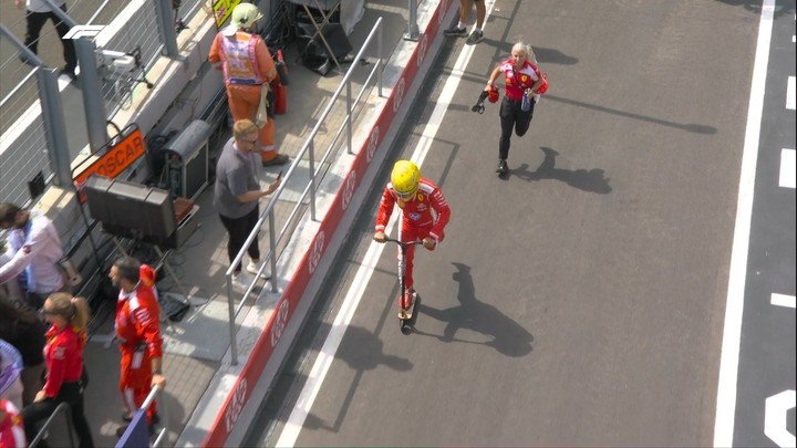 Lewis Hamilton camino a la grilla de largada.