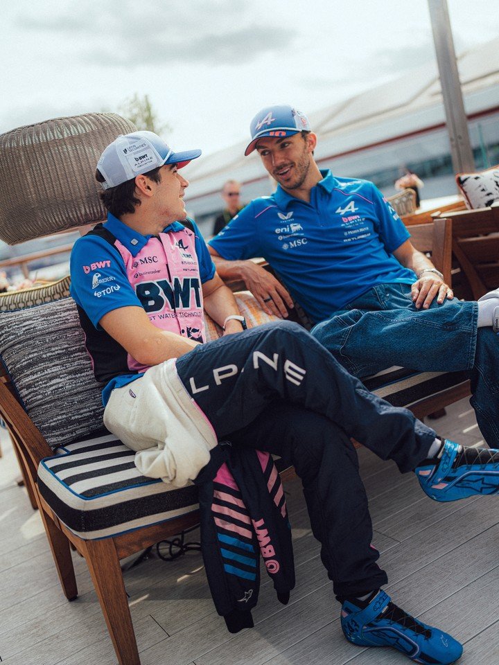 Colapinto y Gasly se sentaron a charlar después del GP de Gran Bretaña. (@alpinef1team)