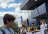 Con una bandera de Messi y Maradona, Colapinto ya empezó a jugar la final desde el paddock de la Fórmula 1