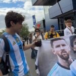 Con una bandera de Messi y Maradona, Colapinto ya empezó a jugar la final desde el paddock de la Fórmula 1