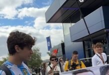Con una bandera de Messi y Maradona, Colapinto ya empezó a jugar la final desde el paddock de la Fórmula 1
