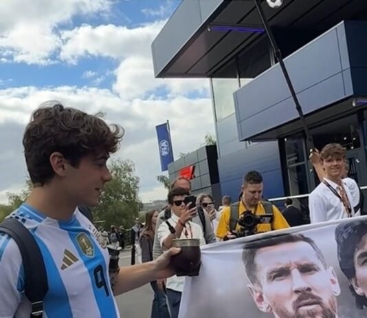 Con una bandera de Messi y Maradona, Colapinto ya empezó a jugar la final desde el paddock de la Fórmula 1