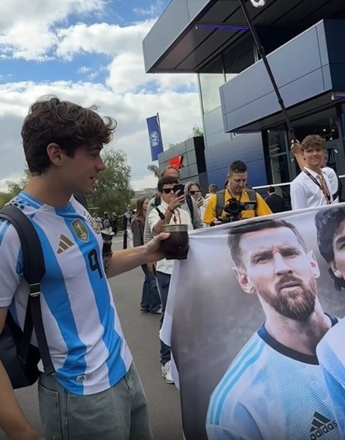 Con una bandera de Messi y Maradona, Colapinto ya empezó a jugar la final desde el paddock de la Fórmula 1
