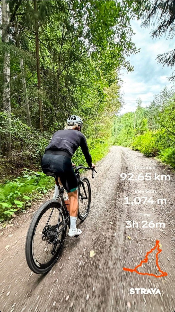 Bottas, en bicicleta en las vacaciones de verano de la Fórmula 1. (@valtteribottas)