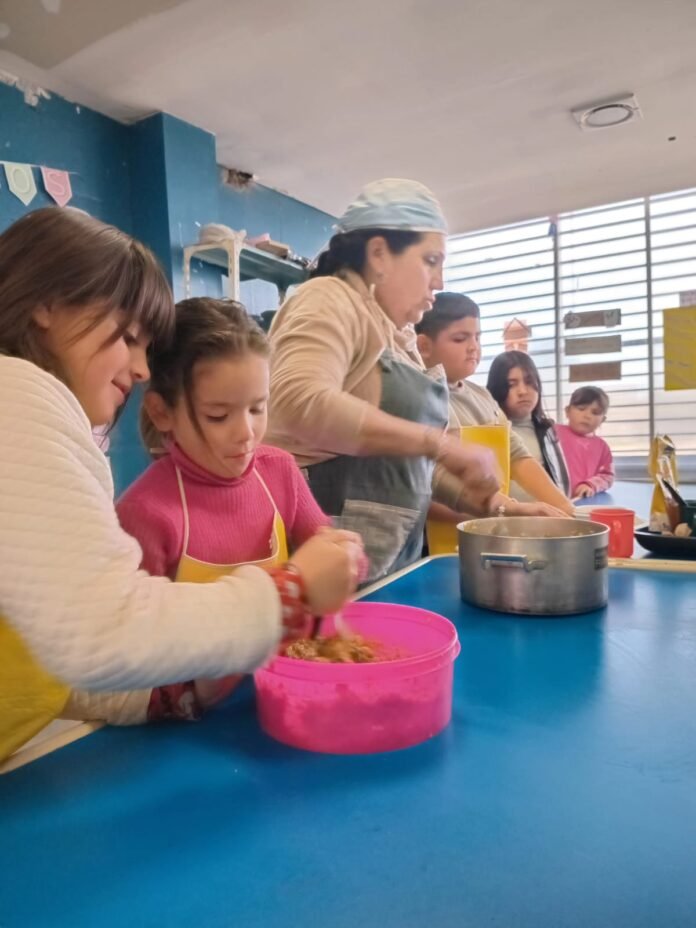 Entre recetas y juegos, las infancias descubren el mundo de la cocina en el Parque Educativo Norte