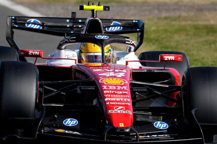 Auto rojo y casco amarillo en lo más alto: Hamilton hizo la pole. (AP Photo/Darko Bandi)