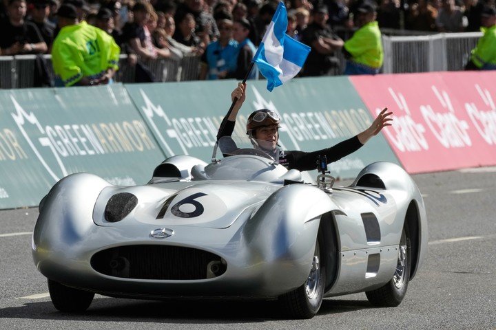 Franco Colapinto en Buenos Aires con la Flecha de Plata de Fangio. (AP)