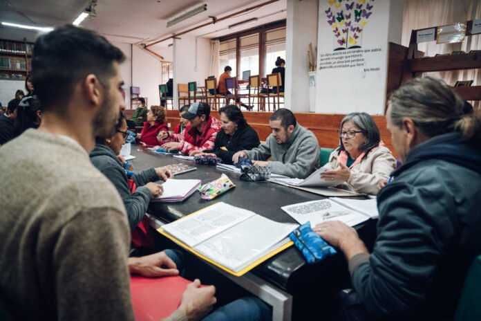 Jóvenes y adultos podrán finalizar sus estudios primarios a través de un examen libre