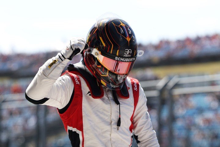 Théophile Naël festeja con el puño apretado su triunfo en la Sprint de la Fórmula 3 en Hungría.
(@Formula3 en X).