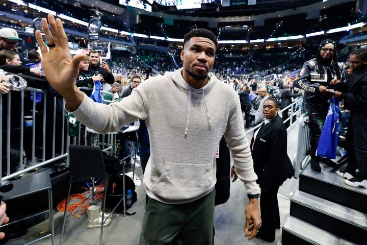Tras 13 temporadas en Milwaukee Bucks, Giannis se muda para la próxima temporada. (AP)