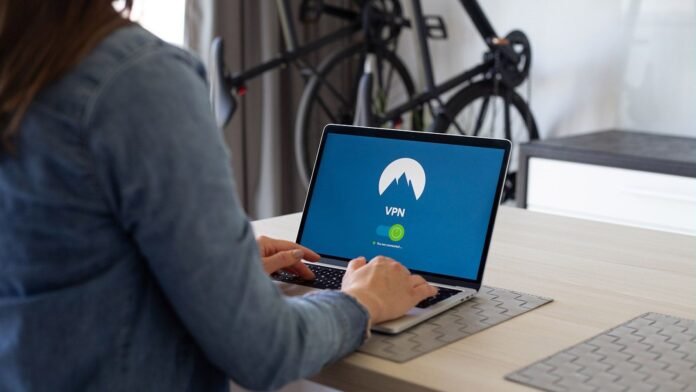 Voy a conectarme a redes Wi-Fi durante mis vacaciones, ¿necesito instalar VPN?