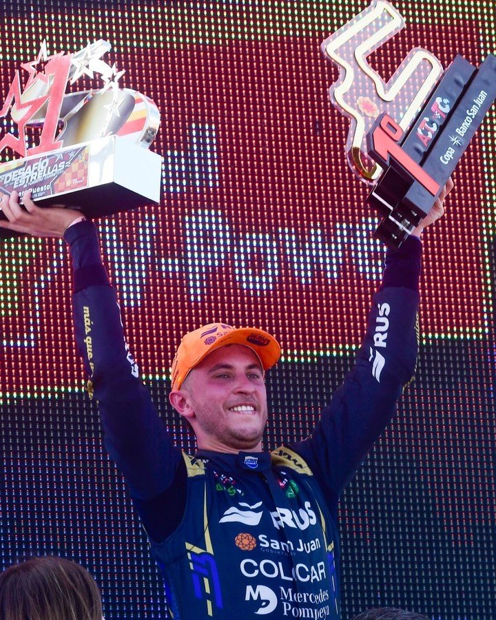 Tobías Martínez celebra con el trofeo tras quedarse con la final del TC en El Villicum.