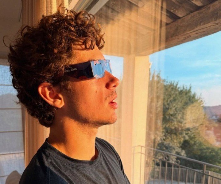 Franco Colapinto, con anteojos especiales, observando el eclipse lunar del 12 de agosto.
(@francolapinto en IG).