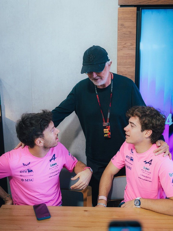 Flavio Briatore junto a Pierre Gasly y Franco Colapinto, a quienes destacó en su repaso por la historia de Enstone.
(@briatoreflavio en IG).