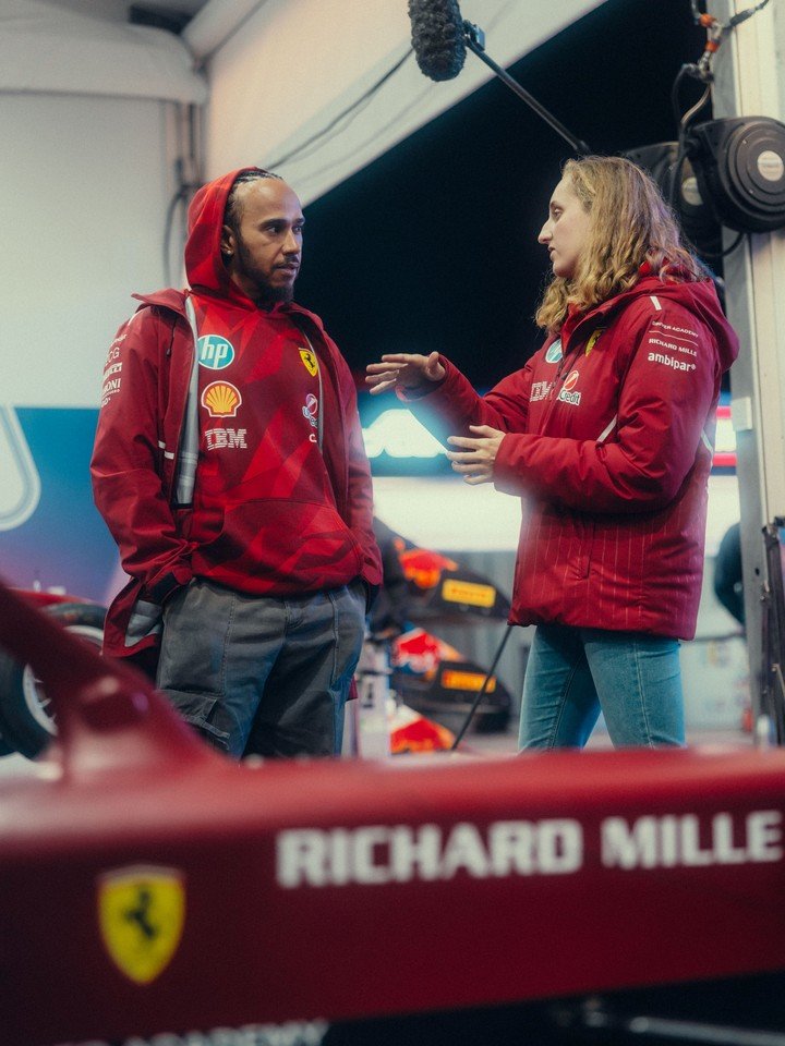 Maya Weug charlando con Lewis Hamilton. (@ScuderiaFerrari)