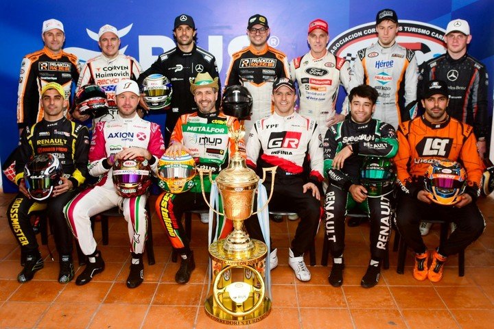 Los 13 pilotos clasificados a la Copa de Oro del TC junto al trofeo.
(Prensa ACTC).