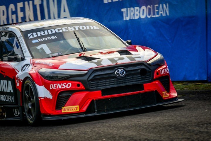 Matías Rossi largó 11° en Toay, sufrió problemas en el cierre y cruzó la meta 12°.