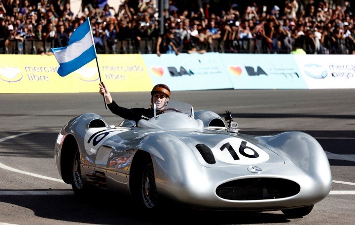 Franco Colapinto, a bordo del Mercedes W196 con el que Fangio fue campeón de F1, por las calles de Palermo en abril de 2026.
(REUTERS).