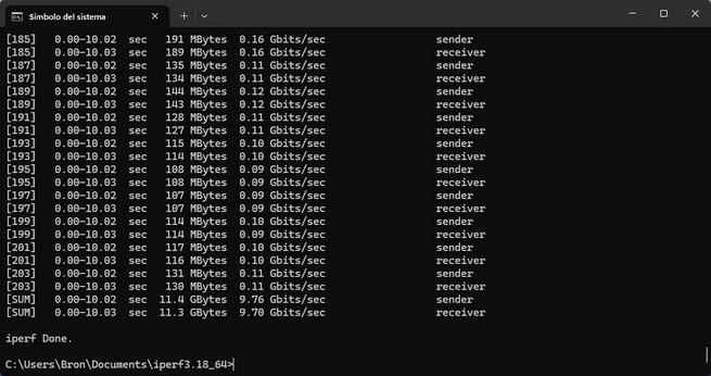 Detalle de una prueba de rendimiento con iPerf3 en la consola de comandos mostrando una velocidad de subida estable.