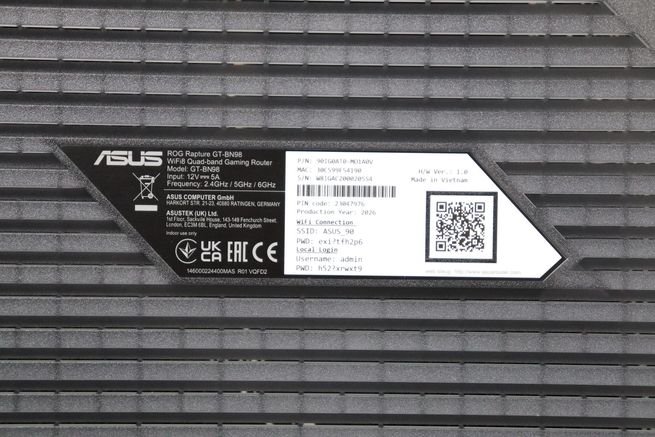 Primer plano de la etiqueta de identificación del router ASUS GT-BN98 sobre la carcasa estriada.