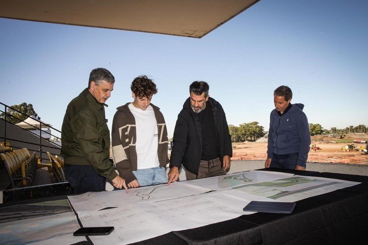 Macri, Colapinto, Turnes y Sánchez Zinny viendo el plano del Gálvez en el 2025.