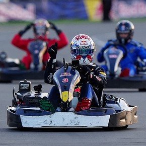 Verstappen largó último entre 101 karts y les ganó a todos en 13 vueltas en Silverstone