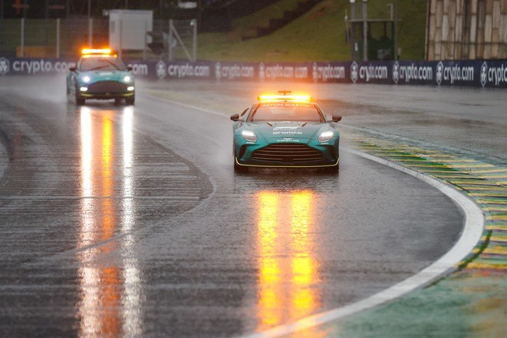 Los coches de seguridad recorren bajo la lluvia. (EFE)