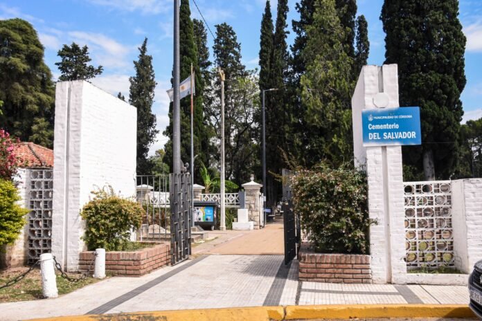 Dos cementerios municipales abren sus puertas para que vecinos y vecinas conozcan historias de pasión, resistencia y memoria