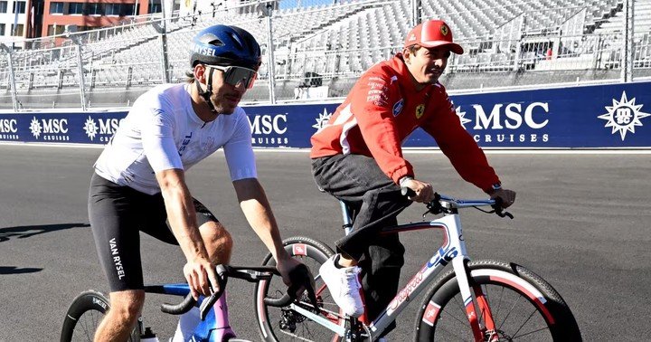 Charles Leclerc reconoció el circuito en bici este jueves.