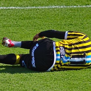 Video: violentísima patada de un jugador de Ferro