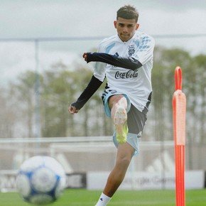 Leo Flores, y la foto que tanto soñó en la Selección: el increíble crecimiento de otra joya de Boca