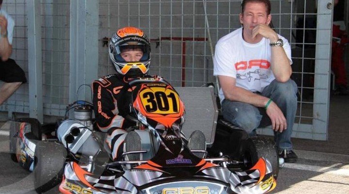 Verstappen de chico arriba de un kart.