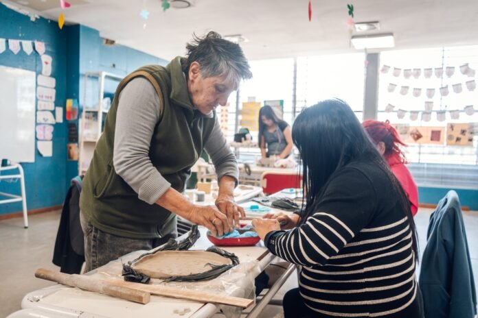 Oportunidades de formación en los barrios: un taller gratuito de cerámica reúne a vecinas en el Parque Educativo Norte