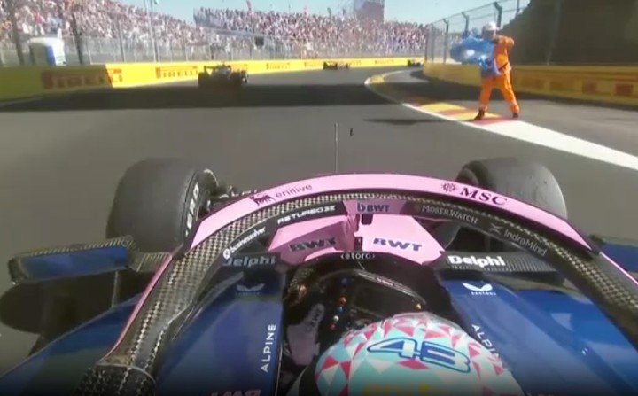 Gabriel Andrijciw, el comisario que le dio la bandera argentina a Franco Colapinto en el GP de España.