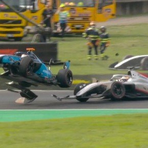 Palazo en Monza: un auto salió volando en la carrera Sprint de la Fórmula 3