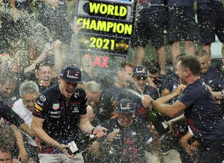 Max Verstappen celebra junto a Christian Horner tras consagrarse campeón de la Fórmula 1 en Abu Dabi 2021. (AP)