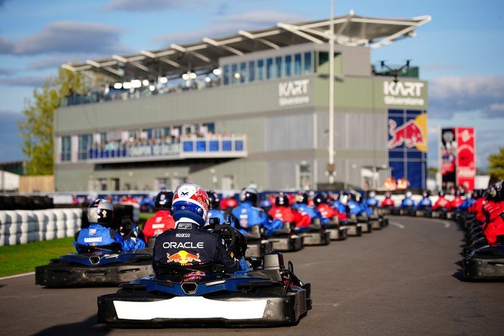 Max Verstappen, último en la grilla: así veía desde atrás a los 100 karts antes de la largada. (AP).