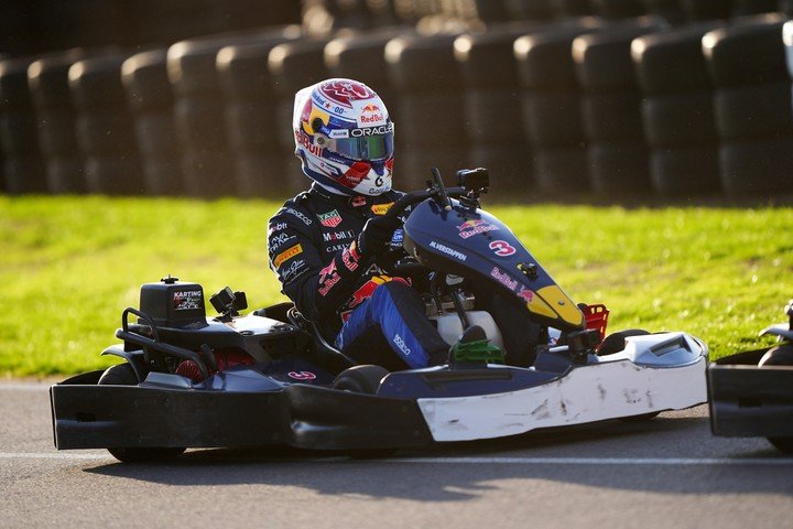 Max Verstappen acelera a fondo este miércoles en Silverstone durante la carrera de karts. (AP).