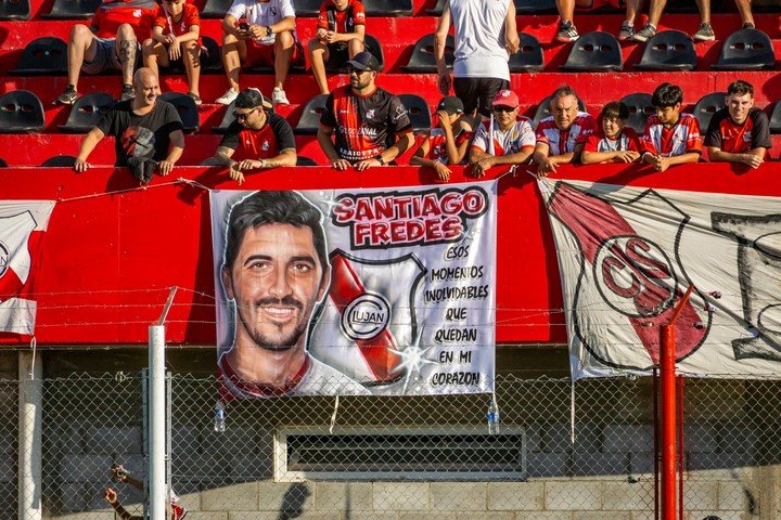 La bandera que recuerda al Pulga cada partido.