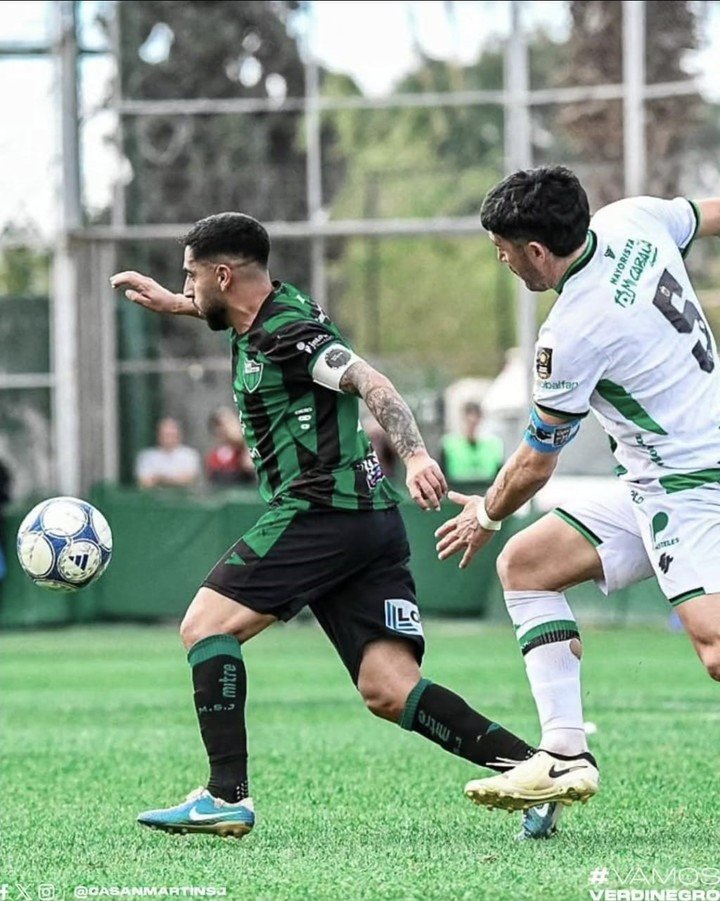 El partido se jugó sin público en Mataderos.