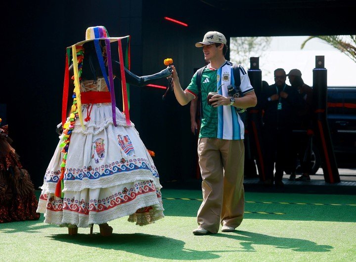 Franco Colapinto entrando al paddock de México (Reuters).