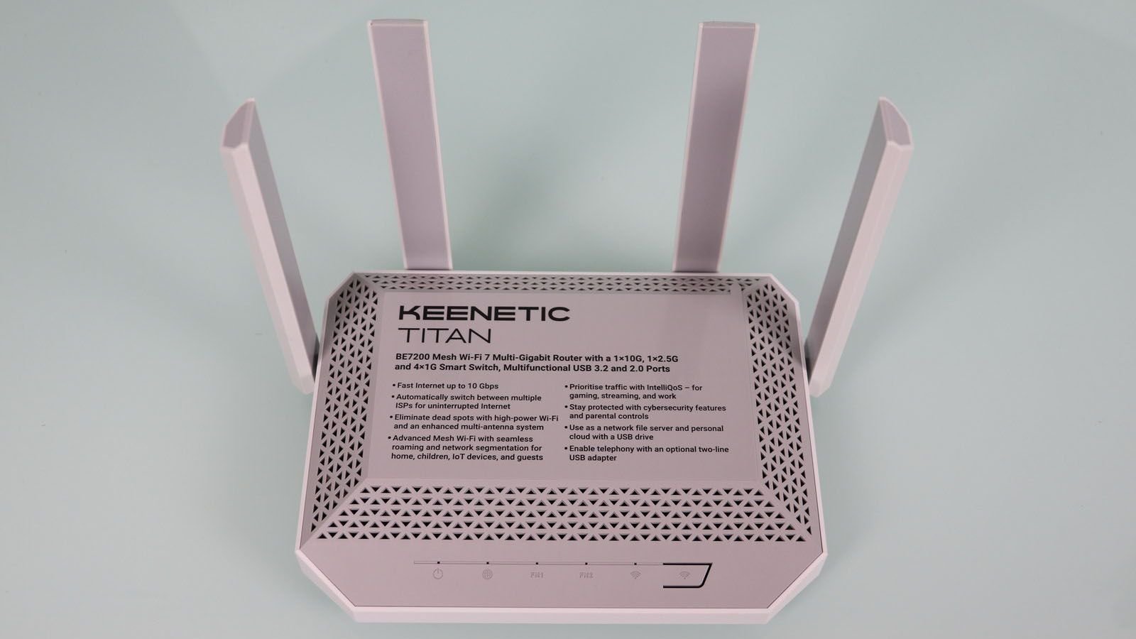 Router Keenetic Titan con tecnología wifi7 y cuatro antenas externas sobre una superficie clara.
