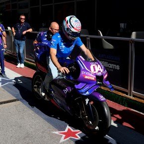 A pura aceleración: Franco Colapinto llegó al Gran Premio de Estados Unidos... ¡en moto!