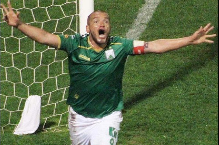 El Pupi grita uno de sus tantos goles con la de Ferro.