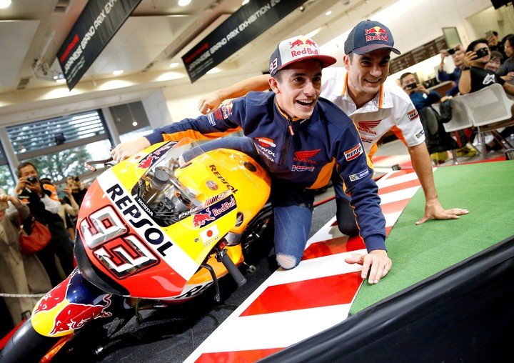 Delante, Márquez, y detrás, Pedrosa. MotoGP se quiere acercar a un nuevo público. (REUTERS/Issei Kato)